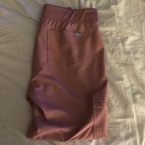 Figs. Size M. Joggers. Reg. Length. - Picture 1 of 3